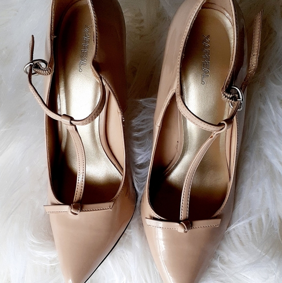 Beige Patent Leather Pumps - Picture 2 of 10